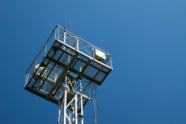 Metal gözlem kulesi, mavi gökyüzünde bir paratoner, yaz.