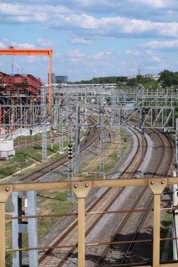 Mevcut demiryolunun yakınında büyük bir otoyol üst geçidi inşa ediliyor.