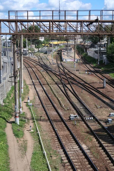 Многочисленные Железнодорожные Пути Опоры Несущие Электрическую Сеть Железной Дороги — стоковое фото