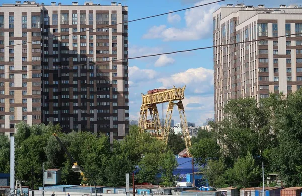 Накладной Кран Между Двумя Жилыми Зданиями — стоковое фото