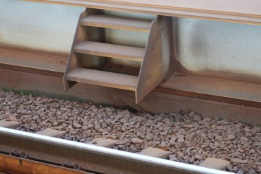 Mevcut rayların yakınında teknolojik çelik basamaklar var.