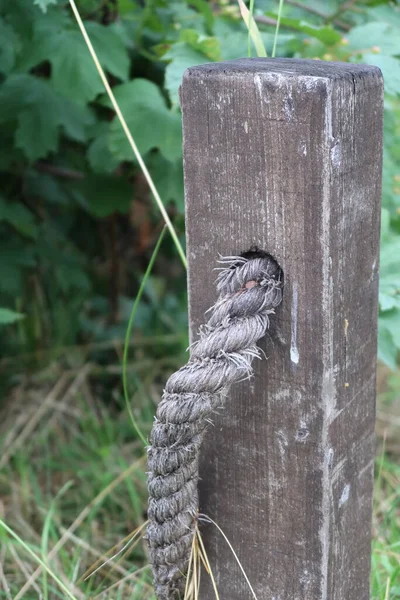 Verduisterde Houten Paal Met Een Touw — Stockfoto