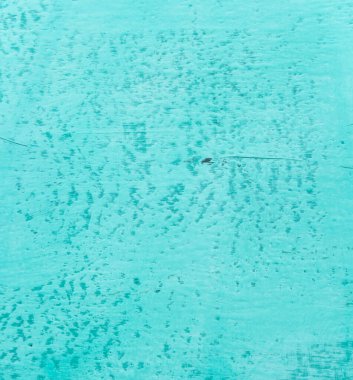 Düz metal yüzey iki kat boya ile boyanmış.