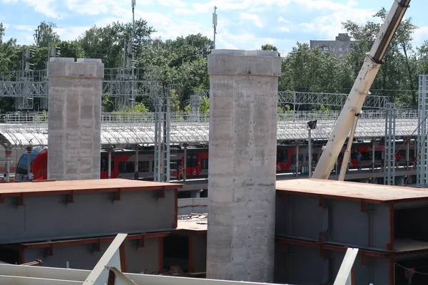 Pólos Betão Vigas Aço Nova Estação Ferroviária Fundo Ramo Existente — Fotografia de Stock