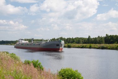 Römorkörle boş mavna, kanal navigasyonu, seçici odak