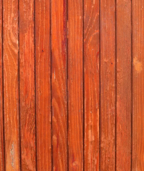 门是用带有剥皮清漆的木板撞倒的 可见结节 每年的木环 清漆的残余物 — 图库照片