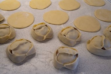 Manti şekillendi ve pişirilmeye hazır, kuru sıkı.