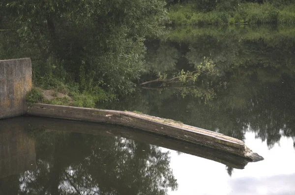 Una Represa Vieja Río Profundo Con Orillas Cubiertas —  Fotos de Stock