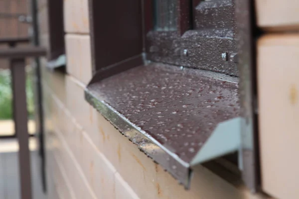 Σταγόνες Βροχής Στο Περβάζι Του Παραθύρου Ενός Εξοχικού Σπιτιού Επιλεκτική — Φωτογραφία Αρχείου