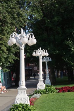 Park sokağında beyaz fenerler.