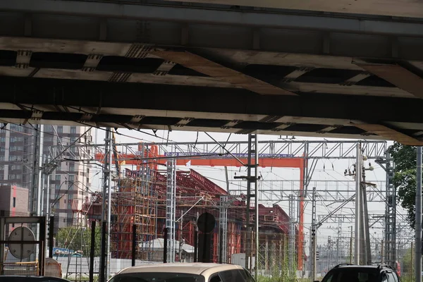 Estruturas Aço Viaduto Construção Lado Dos Ramos Ferroviários Existentes Estrada — Fotografia de Stock
