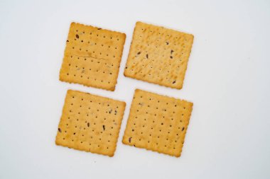  Susamlı, keten tohumlu, geometrik şekilli, yağsız kurabiyeler.