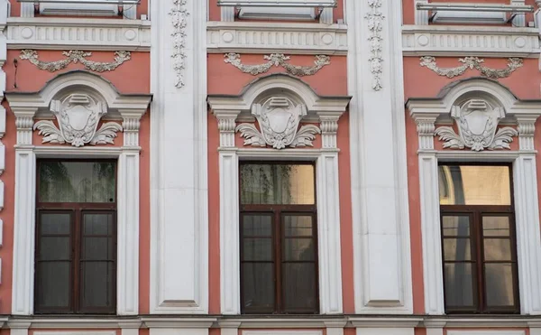 Фасад Будівлі Вікна Ліпниною — стокове фото