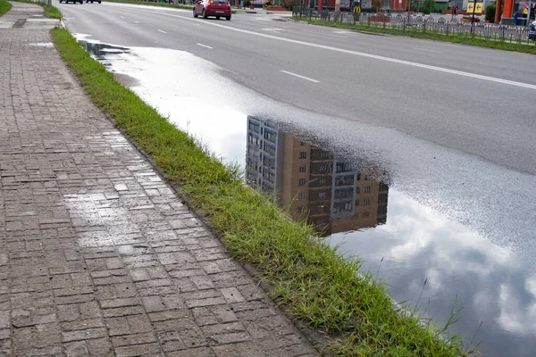 Puddle Kočáře Městské Ulice Odraz — Stock fotografie