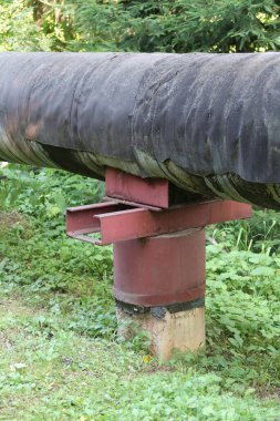 İzolasyonla kaplı bir ısıtma tesisi borusunun metal desteği