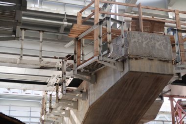 Yeni bir demiryolu istasyonunun şantiyesinde büyük bir beton taşıyıcı desteği üzerine Ereksiyon resmi elementleri