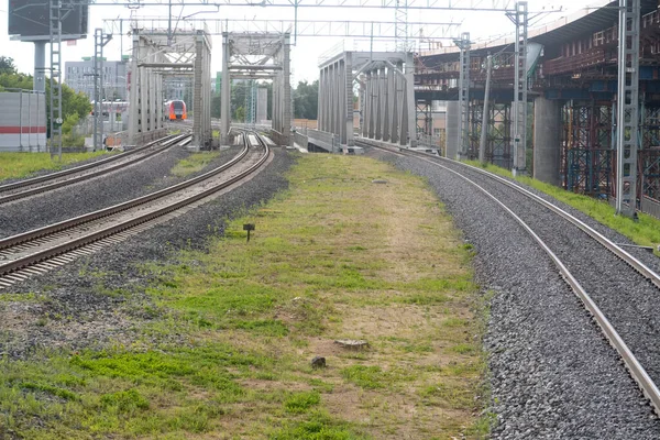 Tre Binari Ferroviari Paralleli Tre Ponti Treno Elettrico Cavalcavia Costruzione — Foto Stock