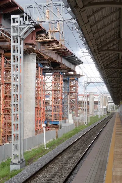 Cavalcavia Trasporto Costruzione Vicino Una Stazione Ferroviaria Operativa Supporti Calcestruzzo — Foto Stock