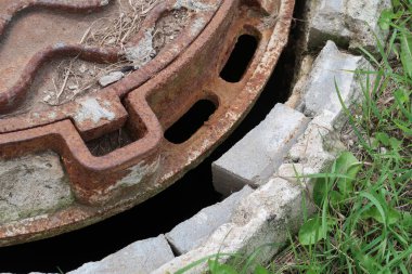 Demir kanalizasyon kapağı dökün.