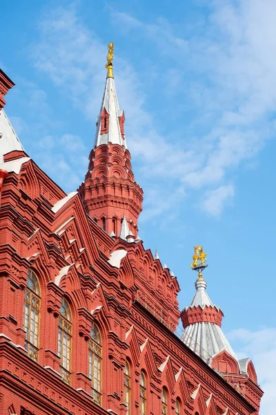 Edificio Del Museo Histórico Moscú Ladrillos Torres Rojas Contra Cielo —  Fotos de Stock