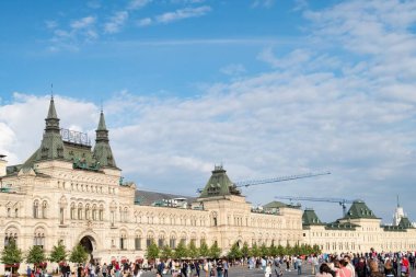 Moskova - 2 Ağustos 2020. Kızıl Meydan, GUM mağaza binası, çok sayıda turist ve tatilci