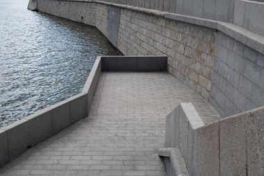 Moskva nehri, geometri, minimalizm.