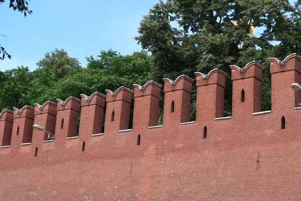 Fragment Der Kremlmauer Mit Zinnen Und Schlupflöchern Vor Grünem Laub — Stockfoto