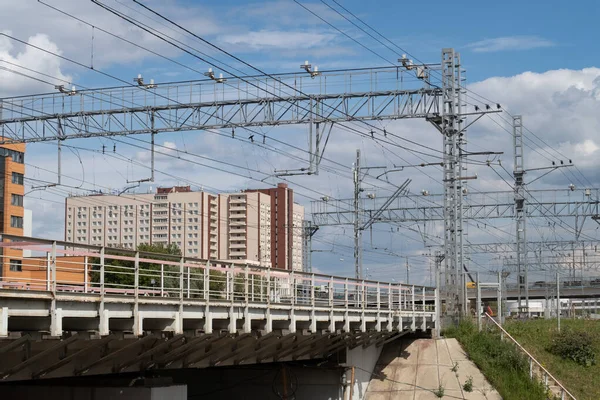 Ferrocarril Electrificado Fondo Edificio Residencial Cables Que Llevan Cerchas Acero — Foto de Stock