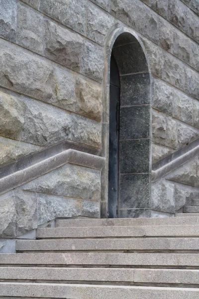 Πέτρινη Σκάλα Και Κάγκελα Κόγχη Έναν Τοίχο Από Γρανίτη — Φωτογραφία Αρχείου