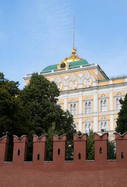 Fragment Palais Grand Kremlin Derrière Mur Kremlin Remparts Arbres Verts — Photo