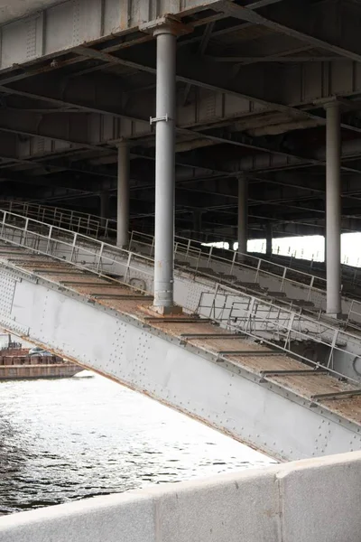 Ocelové Konstrukce Mostu Vodní Plochy Žulového Parapetu Jsou Viditelné — Stock fotografie