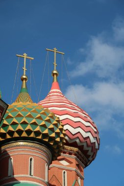 Arka planda iki kubbe St. Basils Katedrali