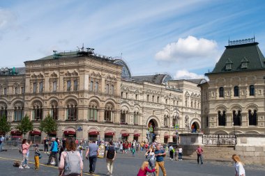 Moskova - 3 Ağustos 2020. GUM mağazası ve infaz yeri yakınlarındaki Krasnaya Ploshad 'da bir turist kalabalığı