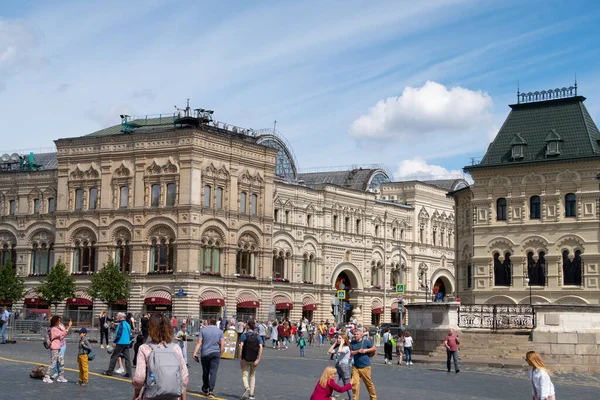 Moskova - 3 Ağustos 2020. GUM mağazası ve infaz yeri yakınlarındaki Krasnaya Ploshad 'da bir turist kalabalığı