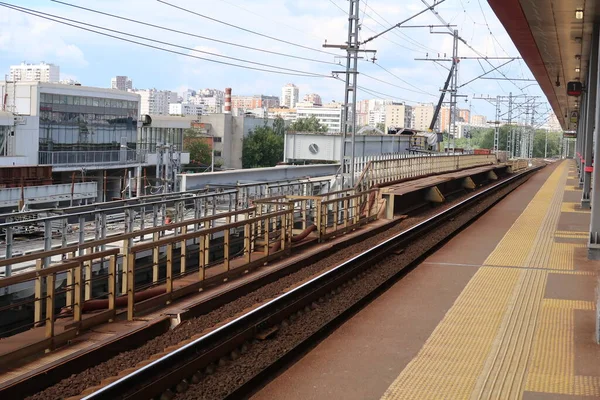 Piattaforma Vuota Della Stazione Ferroviaria Operativa Nelle Vicinanze Costruzione Una — Foto Stock