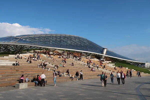 Moskova - 2 Ağustos 2020. Bir sürü insan Zaryadye Parkı 'ndaki saydam çatılı ahşap platformda dinleniyor.