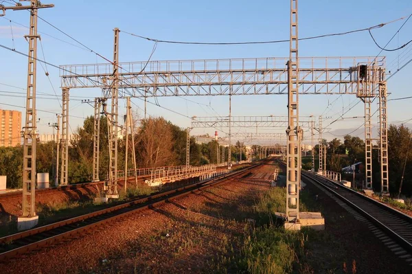 Spoorwegen Door Het Viaduct Elektrische Draden Avondverlichting — Stockfoto