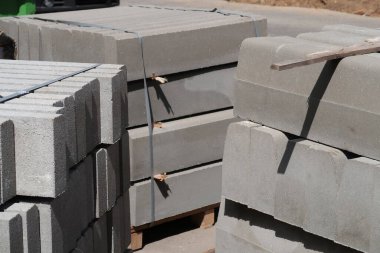 Bahçe alanının onarımı için tescilli fayanslar ve sınır blokları yığını
