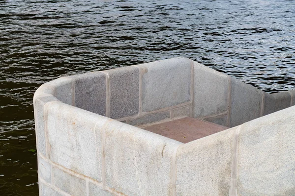 Beton bir siperle suya in, Moskva Nehri.