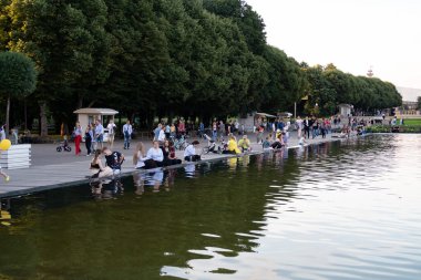 Moskova - 9 Ağustos 2020. Moskova 'daki Kültür ve Dinlenme Parkı' nın ana caddesindeki çeşmede bir turist kalabalığı.