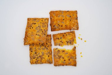 Dört kestane tohumu ve tohumlu kraker.