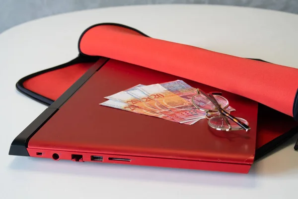 Laptop Vermelho Metade Retirado Estojo Vermelho Com Contas Óculos Ganhos — Fotografia de Stock