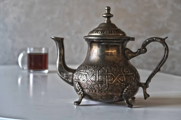 Vintage Metalen Theepot Een Witte Tafel Tegen Achtergrond Van Een — Stockfoto