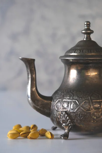 Vintage Teekanne Aus Metall Auf Weißem Tisch Und Eine Handvoll — Stockfoto