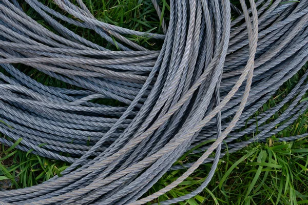 Twisted Steel Rope Ligt Het Gazon Achtergrond — Stockfoto