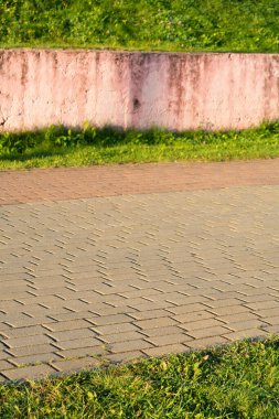 Pembe duvar boyunca Paved yürüyüşü, park, minimalizm, arka plan