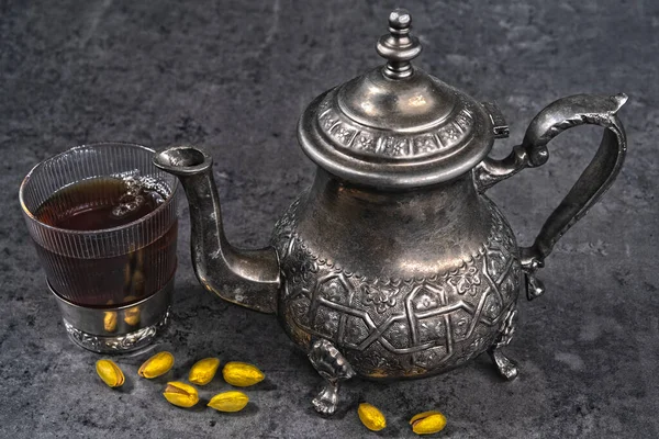 Herbata Pistacjowa Zabytkowego Metalowego Czajnika — Zdjęcie stockowe