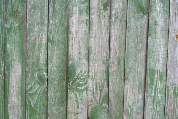 Tábuas Uma Cerca Velha Com Descascamento Tinta Verde Galhos Cabeças — Fotografia de Stock