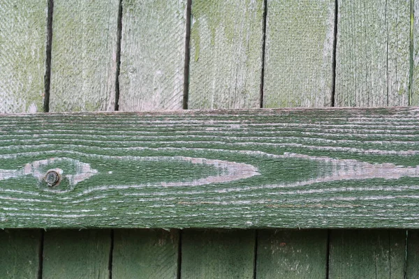 Tablero Cruzado Una Antigua Valla Con Pintura Verde Pelada Nudos —  Fotos de Stock