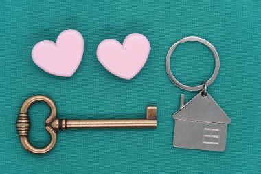 İki pembe kalp, anahtar ve ev şeklindeki anahtarlık, ipotek